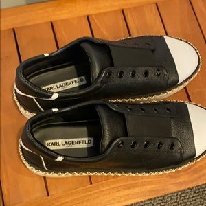 Platform slip on tennis shoe. Fits big so 9-9 1/2